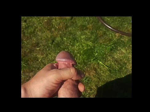 ❤️ Keçika germ di bexçeyek havînê de pisîka xwe ya pembe diqelişe û bi şuştinê dixe. ❤️❌ Super porno li ku.freepornhdonlinegay.ru ❌️